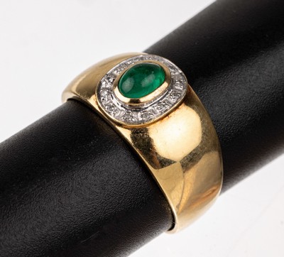 18 kt Gold Smaragd-Diamant-Ring, GG 750/000, ovaler Smaragdcabochon ca. 0.35 ct, umrahmt von in WG gefasste Diamanten zus. ca. 0.06 ct Weiß/si, RW ...