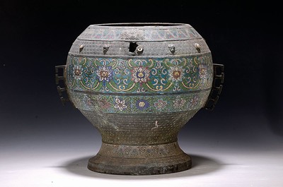 Doppelhenkelgefäß/Vase, China, um 1940, Bronze, Lotusmuster, bunt emailliert, Wandung teilweise beschädigt, mit Tierapplikationen, stil. ...