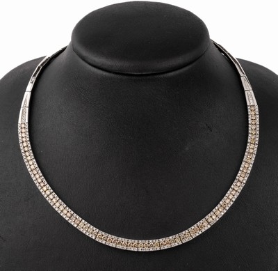 14 kt Gold Diamant-Collier, WG 585/000, 76 Brillanten zus. ca. 5.30 ct getönt/gelb-braun/si-p1, 238 8/8-Diamanten zus. ca. 0.90 ct Weiß/si-p1, D. ...