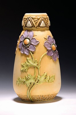 Große Vase, Ernst Wahliss Wien, um 1900-1910, Porzellan, mit aufgelegten Blumen, bunt bemalt, H. ca. 35cm