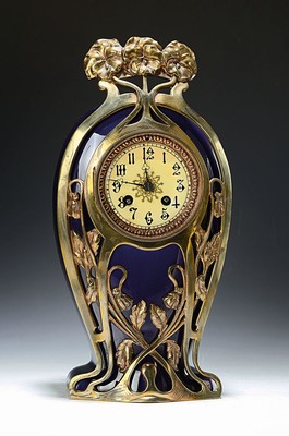 Jugendstil-Tischuhr, wohl Belgien, um 1900, Keramikgehäuse kobaltblau glasiert mit floralen Bronzeapplikationen, Glasdeckel, beigefarbenes ...