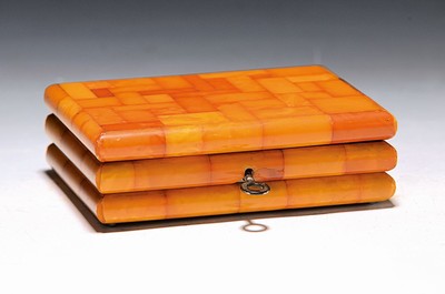 Bernsteinschatulle, Königsberg, um 1925-28, Holzkorpus, mit orig. Schlüssel, ca. 4.5x10x 14cm