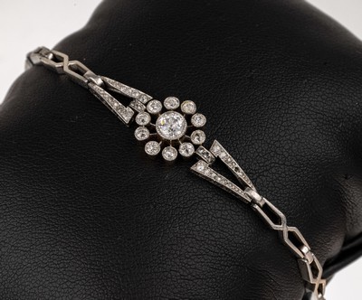Platin Jugendstil Diamant-Armband, deutsch um 1900, GG 585/000 und Platin gepr., blütenförmiges Mittelteil in GG, bes. mit 11 Altschliffdiamanten ...