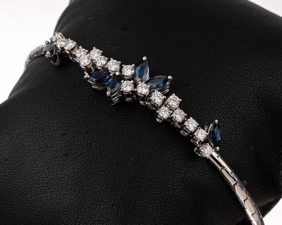 18 kt Gold Saphir-Brillant-Armband, WG 750/000, Mittelteil mit 6 facett. Saphirnavettes zus. ca. 0.80 ct, 18 Brillantenzus. ca. 1.80 ct feines ...