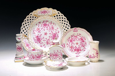11 Teile Meissen, indisch Purpur, 20.Jh., großer Dessertteller D. 29 cm, drei Dessertteller, Muschelschale, Aschenbecher l. versch. im Dekor, ...