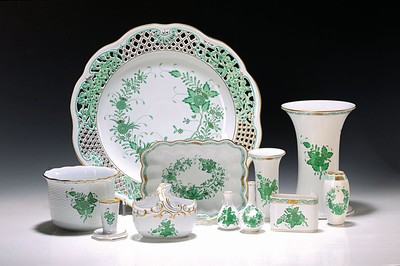 11 Teile Porzellan, Herend Ungarn, Dekor Apponyi grün, Vase H. 19cm, 5 kleine Vasen H. ca. 5.5-12cm, kleiner Blumenübertopf H. 9cm, Kerzenleuchter ...