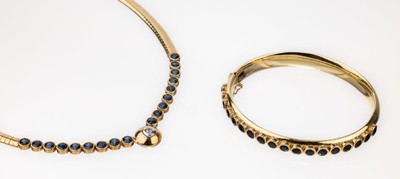 14 kt Gold Saphir-Diamant-Schmuckset, GG/WG585/000, best. aus: Collier; Mittelteil bes. mit 18 rundfacett. Saphiren zus. ca. 9.0 ct, in WG gefasster ...