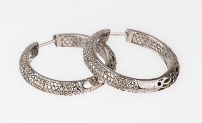 Paar 14 kt Gold Diamant-Ohrcreolen, WG 585/000, 8/8-Diamanten zus. ca. 1.16 ct Weiß/p, 1 Stein fehlt D. ca. 2.5 cm, ca. 10.8 g, Meistermarke unged.