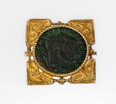 21.6 kt Gold Münz-Brosche, GG 900/000 gepr., Einlage mit antiker Münze, Fassung reich verziert, ca. 14.9 g, ca. 3.2 x 3.2 cm
