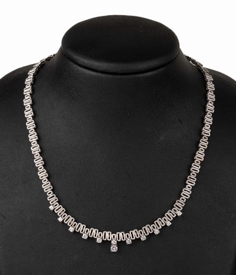18 kt Gold Brillant-Collier, WG 750/000, 12 Brillanten zus. ca. 0.70 ct Weiß/si, L. ca.42 cm, Kastenschloss mit Sicherheitsacht, ca. 35.2 g