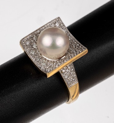 18 kt Gold Zuchtperl-Brillant-Ring, GG 750/000, Ringkopf konkav, mittig Akoyazuchtperle, D. ca. 9 mm, 32 Brillanten zus. ca. 0.30 ct grav. Weiß/si, ...