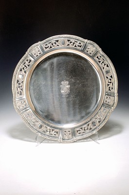 Große runde Silberplatte, C. Frey & Söhne, Breslau, um 1914, 800er Silber, Fahne mit Durchbrucharbeit, Akanthusdekor und Medaillons, mittig ...