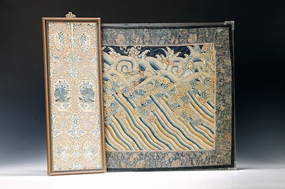 2 Blattstichstickereien, China, um 1900, 1x mit Kranichen und Parkszenen, feine Seidenstickerei, ca. 50x18cm, u.Gl., R. ca. 54x21cm; 1x Fabeltiere in ...