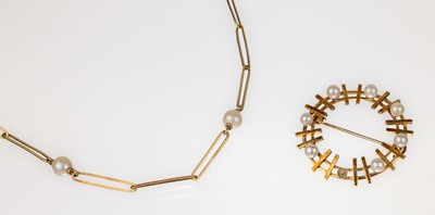 14 kt Gold Zuchtperl-Konvolut, GG 585/000, best. aus: 1 Collier, L. ca. 79 cm, Federringschließe, und 1 Brosche, D. ca. 3.2 cm, 1 Zuchtperle fehlt, ...