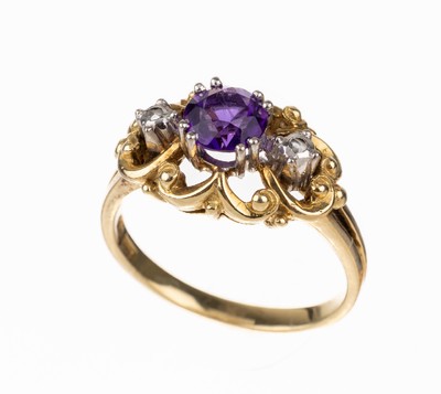 14 kt Gold Amethyst-Diamant-Ring, GG/WG 585/000, Ringkopf geschwungen, mittig erhaben gefasster rundfacett. Amethyst, seitl. 2 kl. Diamantrosen, RW ...