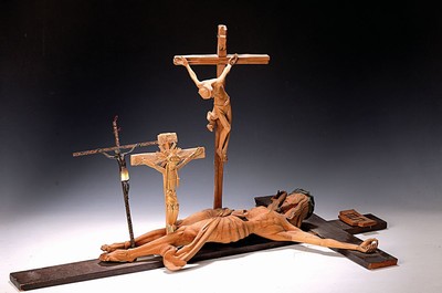 Konvolut 4 Kruzifixe, 19./20.Jh., großes Holzkruzifix 85x50; Holzkruzifix mit ausgeprägtem Leidensmotiv 48x21 cm; Bronzekruzifix, Lendentuch ...