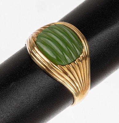 14 kt Gold Jade-Ring, GG 585/000, schlichteGestaltung, geriefte Jadeeinlage, RW 57, ca. 4.9 g