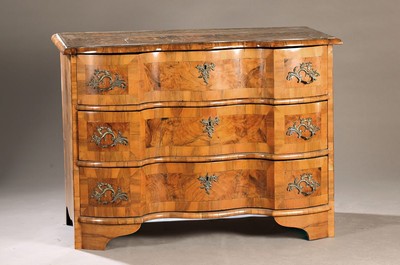 Kommode, Barock, wohl Niedersachsen um 1760,Wurzelfurnier, z.T. Wurzelnuss, dreifach geschweift, drei Schubladen, Platte mit orig. Brandmalerei, ...