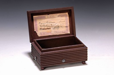 Walzenspieluhr, Schweiz um 1900, dunkel lasiertes Holzgehäuse, gerillt, Walzenspielwerk mit Kamm, ca. 60 Zähne, Kamm in gutem Zustand, drei ...