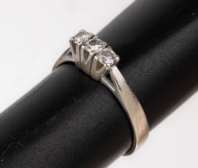 14 kt Gold Brillant-Ring, WG 585/000, 3 Brillanten zus. ca. 0.30 ct Weiß/si, RW 60, ca. 3.4 g