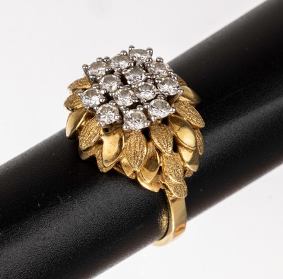 18 kt Gold Brillant-Ring, GG/WG 750/000, abstrakte Gestaltung mit Blättern, 13 in WG gefasste Brillanten zus. ca. 1.0 ct (grav.) Weiß/si-p, RW 58, ...