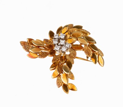 18 kt Gold Brillant-Brosche, GG/WG 750/000,abstrakte Gestaltung mit Blättern, 7 in WG gefasste Brillanten zus. ca. 0.31 ct (grav.) Weiß/si-p, ca. ...