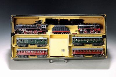 Großes Konvolut Märklin, Spur 00/H0, 1935-1950, Zugpackung R800 mit 5 Waggons und Schienen in illustriertem orig. Karton, dieser lädiert; ...