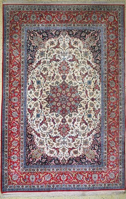 Esfahan fein, Persien, um 1960, Korkwolle auf Seide, ca. 311 x 205 cm, Mottenfraß, EHZ: 2, gereinigt