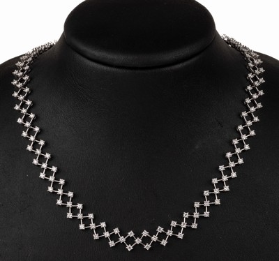 18 kt Gold Brillant-Collier, WG 750/000, 3-rhg., 180 Brillanten zus. ca. 7.00 ct Weiß/si,L. ca. 45 cm, Kastenschloss mit 2 Sicherheitsachten, ca. ...