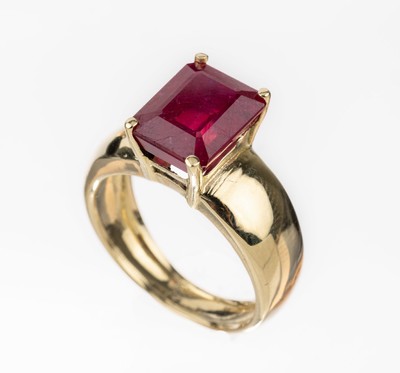 14 kt Gold Rubin-Ring, GG 585/000, Rubin imEmerald-Cut ca. 6.00 ct (beh.), ca. 7.6 g, RW 55