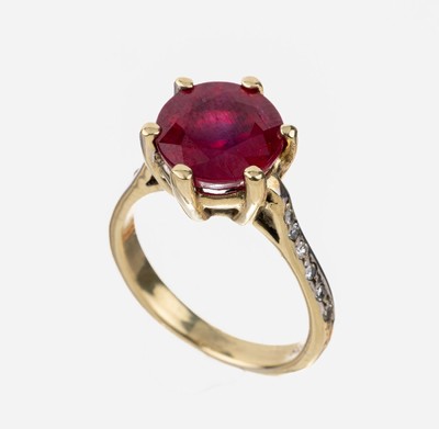 14 kt Gold Rubin-Brillant-Ring, GG 585/000,rundfacett. Rubin ca. 4.85 ct (beh.), Ringschultern mit 12 8/8-Diamanten zus. ca. 0.06 ct Weiß/si, ca. ...