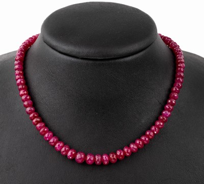 Collier aus facett. Rubin-Rondellen mit 14 kt Gold Kugelschließe, GG/WG 585/000, facett. Rubin-Rondelle (beh.) zus. ca. 63.0 ct, L. ca.54 cm