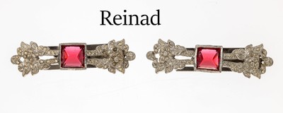 Paar Kragenclips, Reinad USA 1930er Jahre, Metall verchromt, farbloser und roter Straßbesatz, frühe Arbeit, L. ca. 6.5 cm, selten