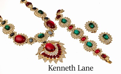 Prunk-Parure Kenneth J. Lane, Ende 1960er Jahre, Metall vergoldet, roter, grüner und farbloser Straßbesatz, nach einer Echtschmuckvorlage von und ...