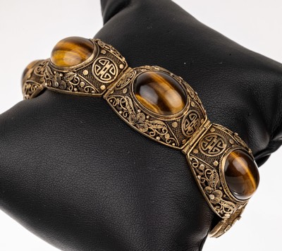 Armband mit Tigeraugen, China um 1950/60, Silber vergoldet, aufwändige Filigranarbeit, 4 Tigeraugecabochons, L. ca. 17 cm, Kastenschloss mit ...