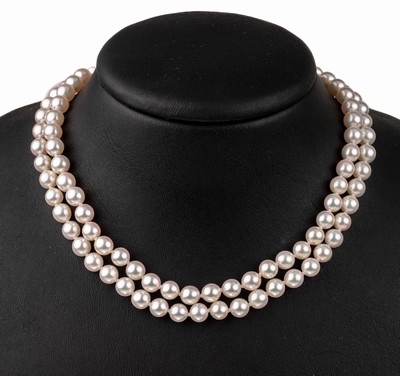 2-reihige Akoja-Zuchtperlkette mit 14 kt Gold Schließe, GG/WG 585/000 mit 6 Diamanten zus. ca. 0.04 ct, Perld. ca. 6.4 mm, sehr feiner Lüster, ...