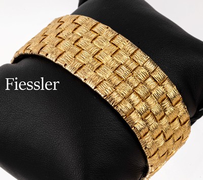 Aufwändiges 18 kt Gold Armband, FIESSLER/Pforzheim, GG 750/000, beidseitig strukturiert, schöne. schwere Qualität, ca. 98.7 g, L. ca. 19 cm, B. ...