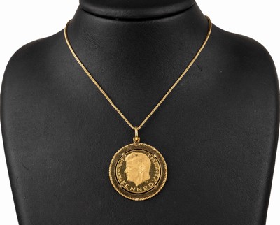 18 kt Gold Medaillen-Anhänger, GG 585/000 und 900/000, Kordelrandverzierung, gefasste Medaille zur Erinnerung an John F. Kennedy, RV: Wir alle ...