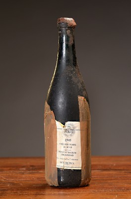 1 Flasche 1945 Massandra Liqueur White Muscat , The Massandra Collection Crimea, orig. Etikett der Sotheby's Auktion 1990/91 (lädiert und ...