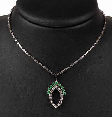 14 kt Gold Smaragd-Diamant-Anhänger, WG 585/000, 9 rundfacett. Smaragde zus. ca. 0.20 ct, 14 8/8-Diamanten zus. ca. 0.30 ct Weiß/si, an Kette, WG ...