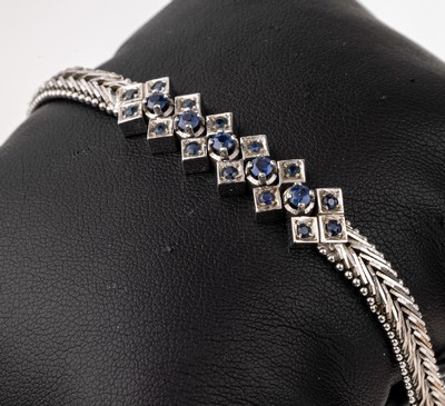 14 kt Gold Saphir-Armband, WG 585/000, 21 rundfacett. Saphire zus. ca. 1.0 ct, L. ca. 18.5 cm, Kastenschloss mit 2 Sicherheitsachten, ca. 23.3 g
