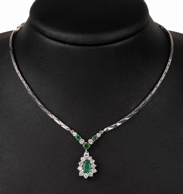 14 kt Gold Smaragd-Brillant-Collier, WG 585/000, Mittelteil mit bewegl. Abhängung, 1 facett. Smaragdtropfen und 3 rundfacett. Smaragde zus. ca. ...