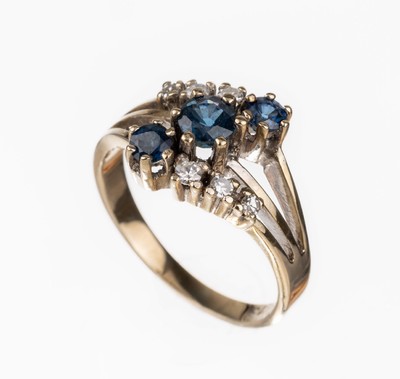 14 kt Gold Saphir-Diamant-Ring, WG 585/000,3 rundfacett. Saphire zus. ca. 0.30 ct, 6 8/8-Diamanten zus. ca. 0.08 ct Weiß/si-p, RW 52.5, ca. 3.5 g, ...