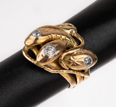 18 kt Gold Diamant-Ring, GG 750/000 gepr., um 1910, seltene Ausführung: Ringkopf mit 3 Schlangenköpfen, 3 Altschliffdiamanten zus. ca. 0.25 ct ...
