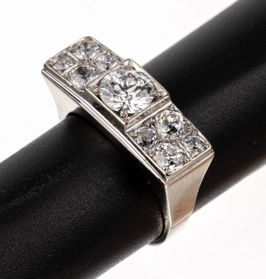 14 kt Gold Diamant-Ring, WG 585/000, mittigAltschliffdiamant ca. 0.90 ct Weiß/p1, seitl. 8 Altschliffdiamanten zus. ca. 1.0 ct Weiß/p, RW 57, ca. ...