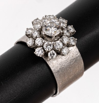 18 kt Gold Brillant-Ring, WG 750/000, sat.,1 Brillant ca. 0.65 ct Weiß/p, 20 Brillanten zus. ca. 1.00 ct Weiß/si, Meistermarke Wöhler,Mannheim, ...