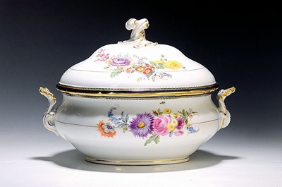 Große Deckelterrine, Meissen, um 1880-90, 1. Wahl, A-Kante in kobaltblau und Gold, Goldstaffage, feine bunte Blumenmalerei, ca. 25x35x25cm
