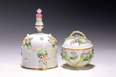 Deckeldöschen und Tischglocke, Meissen, Anfang 20.Jh., Porzellan, applizierte Blumen und Ranken, handbemalt, Goldstaffage, Deckeldose l. best., ...