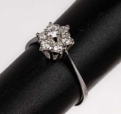 18 kt Gold Brillant-Ring, WG 750/000, 7 Brillanten zus. ca. 0.23 ct Weiß/si, ca. 1.8g, RW 50.5