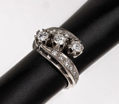 14 kt Gold Brillant-Ring, WG 585/000 gepr., 1960er Jahre, 3 Brillanten zus. ca. 0.60 ct Weiß/vs-si, 14 Brillanten zus. ca.0.18 ct Weiß/si, ca. 4.2 ...
